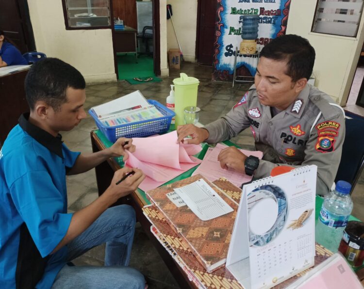 Unit Gakkum Polres Siantar serahkan tersangka dan barang bukti ke Kejari Siantar.