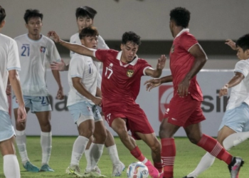 Pesepakbola Timnas Indonesia Rafael William Struick (ketiga kanan) berusaha melewati hadangan pesepakbola Chinese Taipei pada pertandingan grup K kualifikasi Piala Asia U-23 AFC 2024 di Stadion Manahan, Solo, Jawa Tengah, Sabtu (9/9/2023).[ANTARA FOTO/Mohammad Ayudha/Spt]