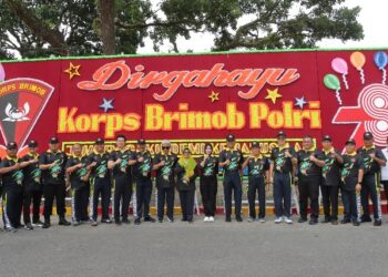 Foto bersama di acara pembukaan Open Turnamen Bola Voli Perebutkan Marcopolo Cup dan Piala Dansat Brimob Polda Sumut., Jumat sore (8/9/2023).