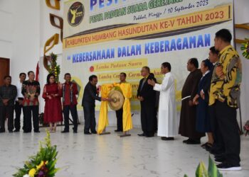 Bupati Humbahas, Dosmar Banjarnahor, SE diwakili Sekda, Drs Tonny Sihombing M.IP saat membuka Pesparani Katolik Humbahas.