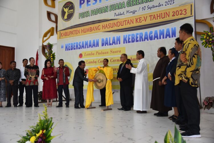 Bupati Humbahas, Dosmar Banjarnahor, SE diwakili Sekda, Drs Tonny Sihombing M.IP saat membuka Pesparani Katolik Humbahas.