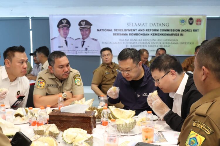 Bupati Pakpak Bharat, Franc bernhard Tumanggor saat menyambut Delagasi National Development and Reform Commissions (NDRC) Republik Rakyat Tiongkok dan rombongan Kemenko Kemaritiman dan Investasi RI, Senin (25/09/2023).