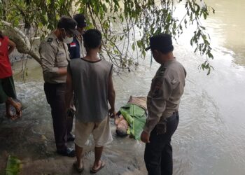 Polsek Bangun mengevakuasi mayat seorang pria terapung, di Sungai Bah Bolon, Huta III, Nagori Sahkuda Bayu, Kecamatan Gunung Malela, Kabupaten Simalungun, pada Minggu (10/9/2023), sekitar pukul 13:20 WIB.