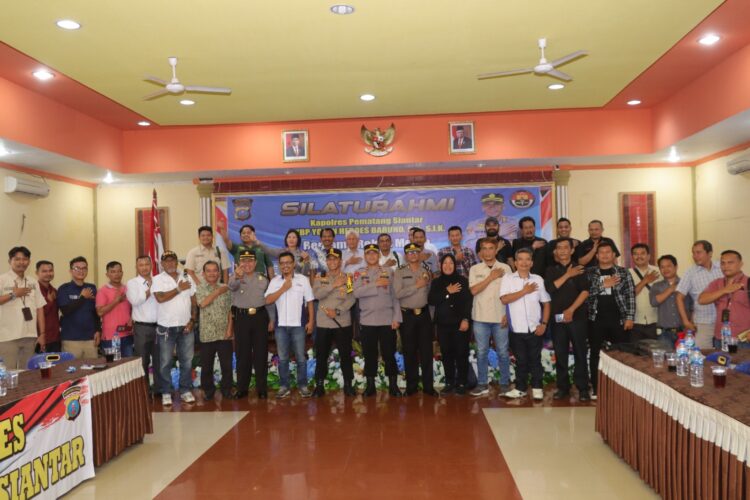 Rekan media foto bersama Kapolres Pematang Siantar, AKBP Yogen Heroes Baruno SH, SIK, usai acara silaturahmi.