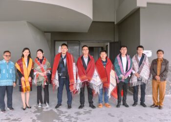 Foto bersama disela pertemuan.