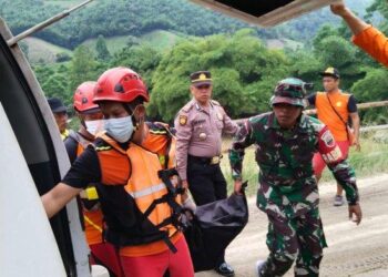 Jasad Tupak Aritonang (60) salah satu penumpang bus PAS yang terjun ke Sungai Lae Renun akhirnya berhasil di temukan oleh masyarakat, Rabu (20/9/2023). HO