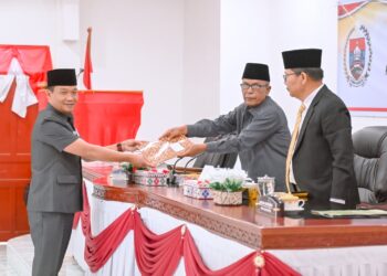 Wakil Bupati Humbahas, Dr Oloan Paniaran Nababan, SH MH, sampaikan nota jawaban Bupati Humbahas atas pemandangan umum Fraksi - fraksi DPRD terhadap Nota Pengantar Keuangan Ranperda tentang P.APBD TA 2023 dan Ranperda Pajak Daerah dan Retribusi Daerah, di gedung DPRD Humbahas, Senin (4/9/2023).