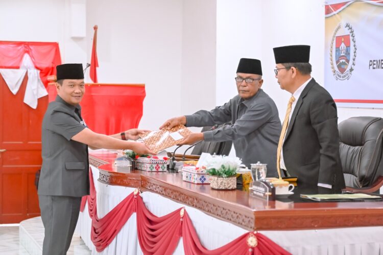 Wakil Bupati Humbahas, Dr Oloan Paniaran Nababan, SH MH, sampaikan nota jawaban Bupati Humbahas atas pemandangan umum Fraksi - fraksi DPRD terhadap Nota Pengantar Keuangan Ranperda tentang P.APBD TA 2023 dan Ranperda Pajak Daerah dan Retribusi Daerah, di gedung DPRD Humbahas, Senin (4/9/2023).