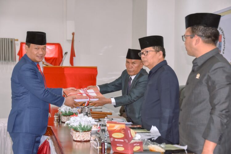 Bupati Humbahas, Dosmar Banjarnahor, SE, diwakili Wakil Bupati Humbahas, Dr Oloan Paniaran Nababan SH MH, sampaikan nota pengantar Ranperda tentang APBD 2024 dan Ranperda perubahan RPJMD (Rencana Pembangunan Jangka Menengah Daerah) 2021-2026, Rabu (13/9/2023).