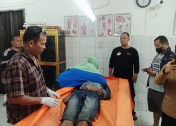 Jasad korban dievakuasi ke ruangan jenazah RSUD dr Djasamen Saragih Kota Siantar .