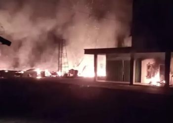 Rumah pelaku pembacokan Adik Bupati Muratara di Desa Belani, Kecamatan Rawas Ilir dibakar massa, Selasa (5/9/2023). Foto/Era Neizma Wedya