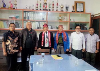 Foto bersama disela pertemuan dengan Praeses HKBP Distrik V Sumatera Timur.