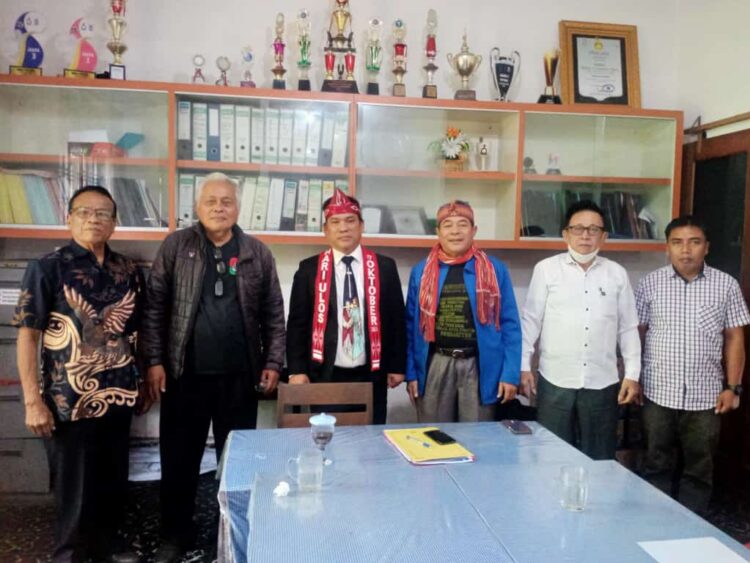 Foto bersama disela pertemuan dengan Praeses HKBP Distrik V Sumatera Timur.