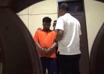Pria yang kirim video mesum mantan pacar ke calon suami saat diperiksa di Polres Mandailing Natal. (Foto: iNews/Ahmad Husein Lubis)