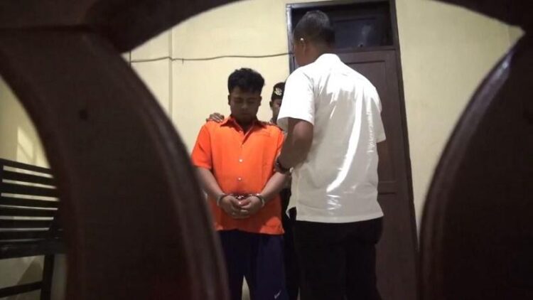 Pria yang kirim video mesum mantan pacar ke calon suami saat diperiksa di Polres Mandailing Natal. (Foto: iNews/Ahmad Husein Lubis)
