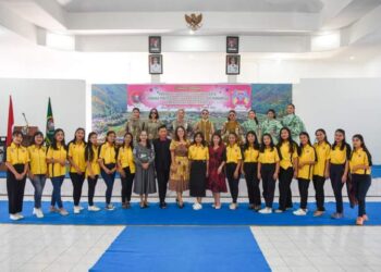 Foto bersama disela kegiatan.