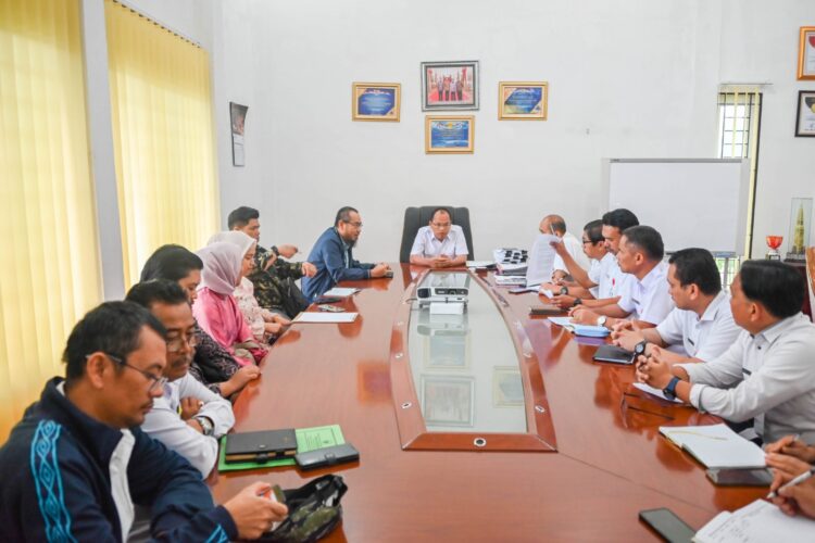 Bupati Humbahas, Dosmar Banjarnahor, SE, menerima exit meeting oleh Tim Auditor BPK RI Perwakilan Provinsi Sumut, Rabu (25/10/2023), di Ruang Kerja Bupati Humbang Hasundutan, Perkantoran Bukit Inspirasi Doloksanggul.