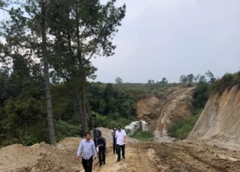 Bupati Humbahas, Dosmar Banjarnahor  saat tinjau pembangunan jalan di Desa Hutajulu, Kecamatan Pollung, Rabu (18/10/2023).