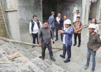 Bupati Humbahas, Dosmar Banjarnahor, SE, meninjau progres pembangunan PLUT (Pusat Layanan Usaha Terpadu) di Doloksanggul, Rabu (11/10/2023).