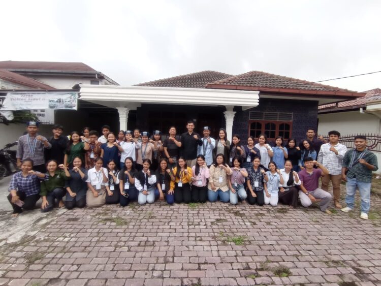 Foto bersama disela kegiatan.