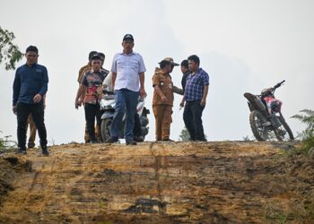 Bupati Humbahas, Dosmar Banjarnahor SE, tinjau program pembangunan jalan, di Desa Parsingguran I, Kecamatan Pollung, Senin (9/10/2023).