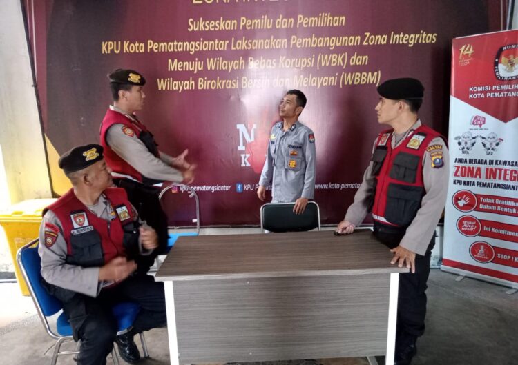 Personil Sat Samapta Polres Pematang Siantar melakukan patroli dialogis ke Kantor Komisi Pemilihan Umum (KPU) Pematang Siantar.