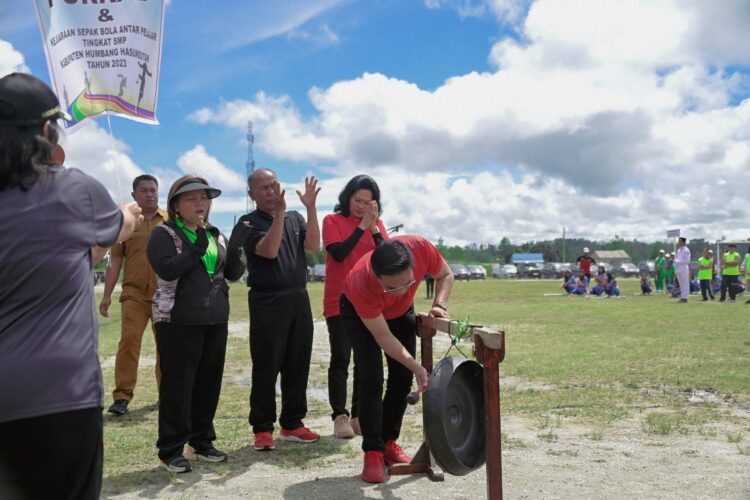 Pembukaan ditandai dengan pemukulan gong oleh Wakil Bupati Humbang.