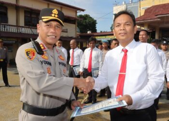 Kapolres Pematang Siantar, AKBP Yogen Heroes Baruno, S.H, S.I.K, memberikan reward kepada 34 personil yang berprestasi dalam pelaksanaan tugas, di Lapangan Apel Mapolres setempat, Selasa (3/10/2023) pagi lalu.