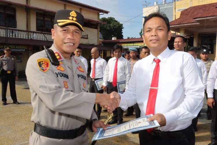 Kapolres Pematang Siantar, AKBP Yogen Heroes Baruno, S.H, S.I.K, memberikan reward kepada 34 personil yang berprestasi dalam pelaksanaan tugas, di Lapangan Apel Mapolres setempat, Selasa (3/10/2023) pagi lalu.