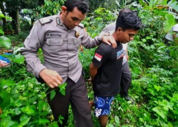 Foto: Pihak kepolisian saat membawa pelaku mencari pisau yang dibuangnya. (Istimewa)