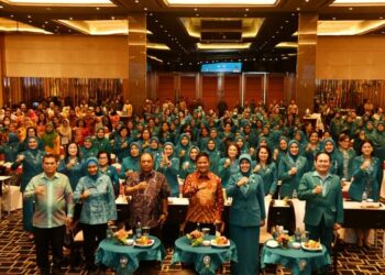 Foto bersama disela Rapat Koordinasi Daerah (Rakonda) PKK Sumut Tahun 2023, di Hotel Grand Mercure, Jalan Sutomo Nomor 1 Medan,  Jumat (13/10/2023).