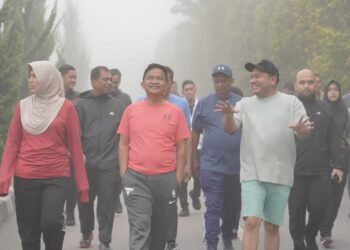 Bupati Pakpak Bharat, Franc Bernhard Tumanggor, jalan pagi bersama Pj Gubsu, Mayjend (Purn) Hassanuddin dan istri, serta jajaran Pemerintah Provinsi Sumatera Utara, di Kabupaten Humbang Hasundutan.