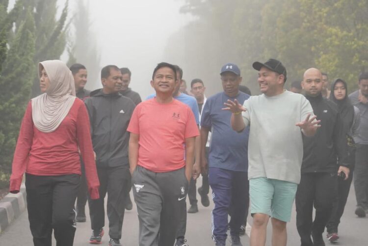 Bupati Pakpak Bharat, Franc Bernhard Tumanggor, jalan pagi bersama Pj Gubsu, Mayjend (Purn) Hassanuddin dan istri, serta jajaran Pemerintah Provinsi Sumatera Utara, di Kabupaten Humbang Hasundutan.