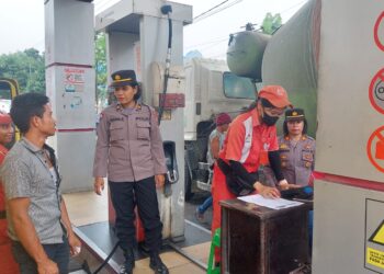 Kasat Binmas Polres Pematang Siantar, AKP Jahrona Sinaga SH, pimpin pelaksanaan patroli dan sambang, di SPBU No 14.211.206, Jalan Medan Pematang Siantar, Kamis (19/10/2023), pukul 12.00 WIB.