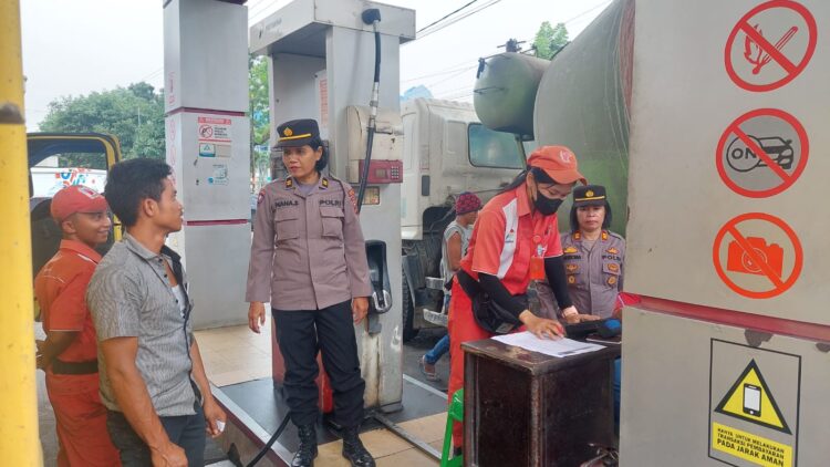 Kasat Binmas Polres Pematang Siantar, AKP Jahrona Sinaga SH, pimpin pelaksanaan patroli dan sambang, di SPBU No 14.211.206, Jalan Medan Pematang Siantar, Kamis (19/10/2023), pukul 12.00 WIB.