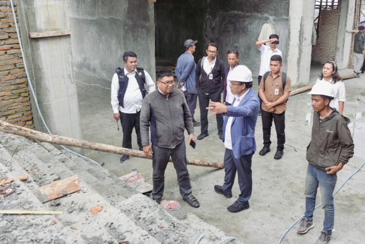 Bupati Humbahas, Dosmar Banjarnahor, SE, meninjau progres pembangunan PLUT (Pusat Layanan Usaha Terpadu) di Doloksanggul, Rabu (11/10/2023).