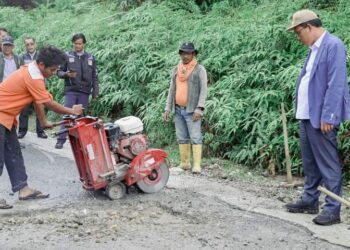 Bupati Humbahas, Dosmar Banjarnahor, tinjau proses pembangunan Jalan Doloksanggul menuju Parlilitan, tepatnya dari Pangungkitan sampai Pusuk I, Rabu (11/10/2023).