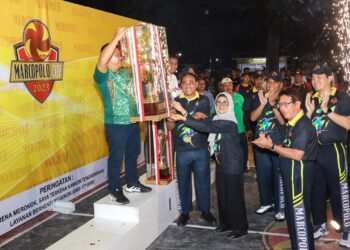 Wali Kota Siantar, dr Susanti saat menyerahkan piala bergilir bola voli putra senior, disaksikan Wadansat Brimob Polda Sumut, AKBP James Parlindungan Hutagaol, Dirut PT STTC, Bapak Edwin Bingei Purba Siboro, Kapolres Pematang Siantar, AKBP Yogen Heroes Baruno, Dandim 0207/Simalungun, Kolonel Inf Hadrianus Yossy, dan Direktur Muda PT. STTC Bruno Bingei Purba Siboro.