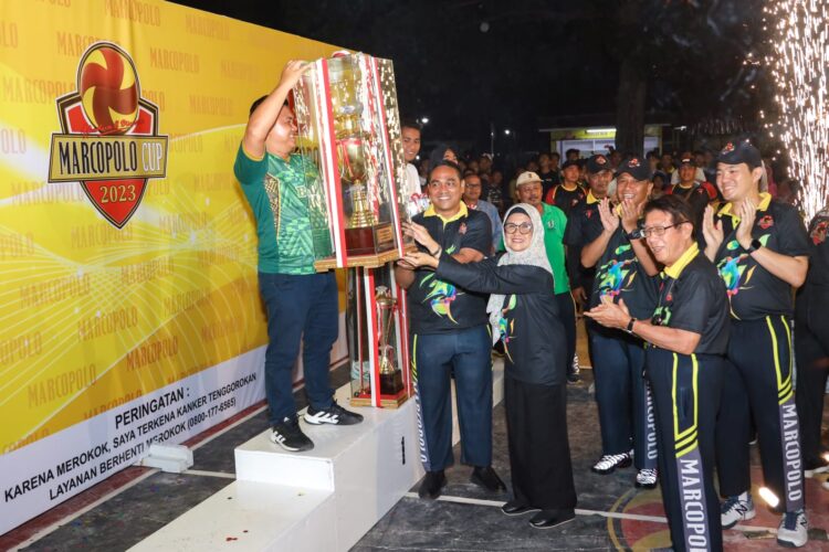 Wali Kota Siantar, dr Susanti saat menyerahkan piala bergilir bola voli putra senior, disaksikan Wadansat Brimob Polda Sumut, AKBP James Parlindungan Hutagaol, Dirut PT STTC, Bapak Edwin Bingei Purba Siboro, Kapolres Pematang Siantar, AKBP Yogen Heroes Baruno, Dandim 0207/Simalungun, Kolonel Inf Hadrianus Yossy, dan Direktur Muda PT. STTC Bruno Bingei Purba Siboro.