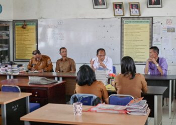 Suasana pertemuan Bupati Humbahas dengan Kepala Sekolah dan Guru-guru SMP Negeri 1 Pollung, Selasa (3/10/2023).