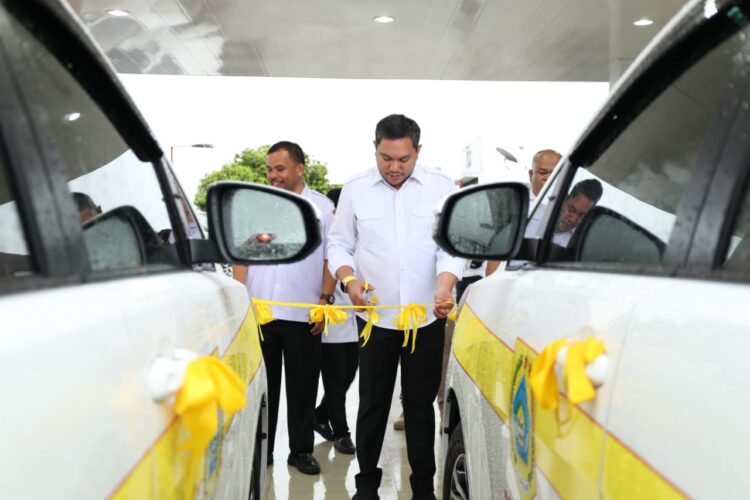 Bupati Pakpak Bharat, Franc bernhard Tumanggor, launching pemakaian dua unit mobil ambulance milik Rumah Sakit Umum Daerah (RSUD) Salak, Rabu (25/10/2023).