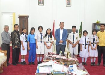 Tujuh orang siswa-siswi SMPN 2 Doloksanggul, punya keahlian melukis, foto bersama Bupati Humbahas, Dosmar Banjarnahor, SE, di Kantor Bupati Humbahas, Kamis (12/10/2023).