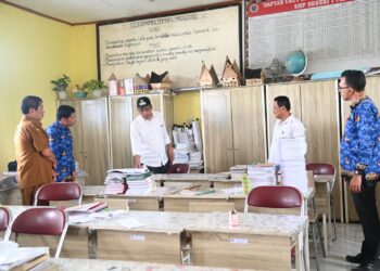 Bupati Humbang Hasundutan (Humbahas), Dosmar Banjarnahor, SE, saat kunjungan kerja (Kunker) ke beberapa sekolah tingkat SMP, di Kecamatan Paranginan, Senin (2/10/2023).