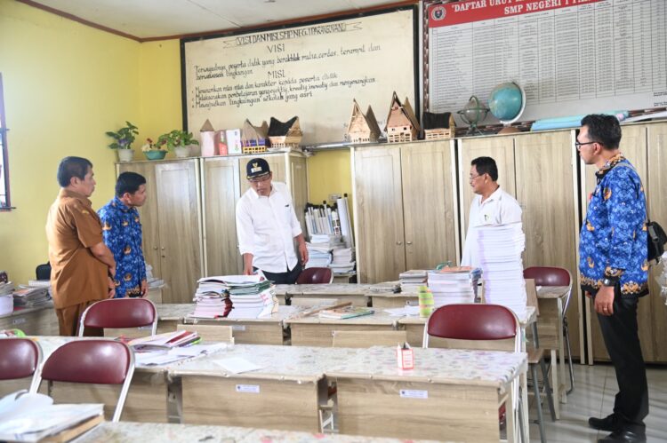 Bupati Humbang Hasundutan (Humbahas), Dosmar Banjarnahor, SE, saat kunjungan kerja (Kunker) ke beberapa sekolah tingkat SMP, di Kecamatan Paranginan, Senin (2/10/2023).