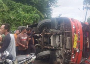 Kondisi truk bawa puluhan pelajar terbalik di Tapsel. (Foto: Dok. Porles Tapsel).