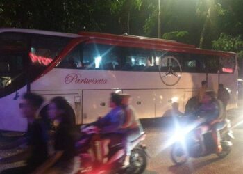 Kondisi bus pariwisata setelah diberhentikan warga di Jalan Sisingamangaraja, Kota Medan.