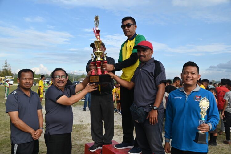 Juara umum diraih Kecamatan Doloksanggul.