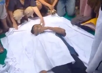 Rian Antoni melakukan sumpah pocong karena tak mengakui perbuatannya melakukan pencabulan (Foto: Guntur)