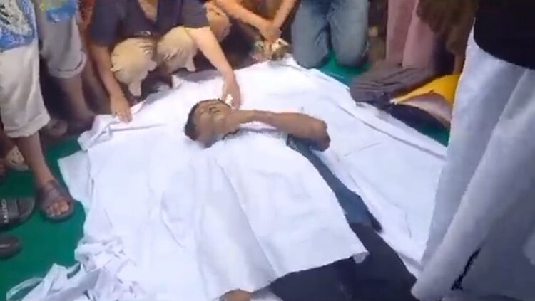 Rian Antoni melakukan sumpah pocong karena tak mengakui perbuatannya melakukan pencabulan (Foto: Guntur)