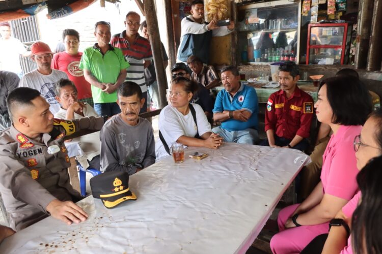 Kapolres Pematang Siantar, AKBP Yogen Heroes Baruno SH, SIK, juga memberikan perhatiannya kepada korban Maradu Hutapea, penyandang disabilitas.